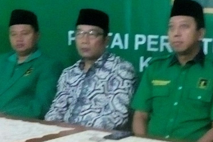Wali Kota Bandung Ridwan Kamil (tengah) bersama Ketua Umum PPP Muhammad Romahurmuziy di Garut, Jawa Barat, Sabtu (3/6/2017).