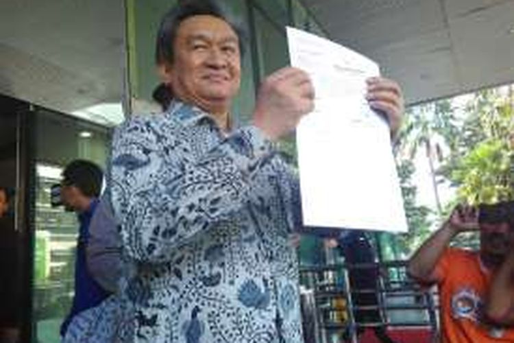 Pengacara RJ Lino, Maqdir Ismail menunjukkan surat permohonan ketidakhadiran kliennya di gedung KPK, Jakarta, Jumat (29/1/2016). RJ Lino batal diperiksa KPK karena terkena serangan jantung ringan.
