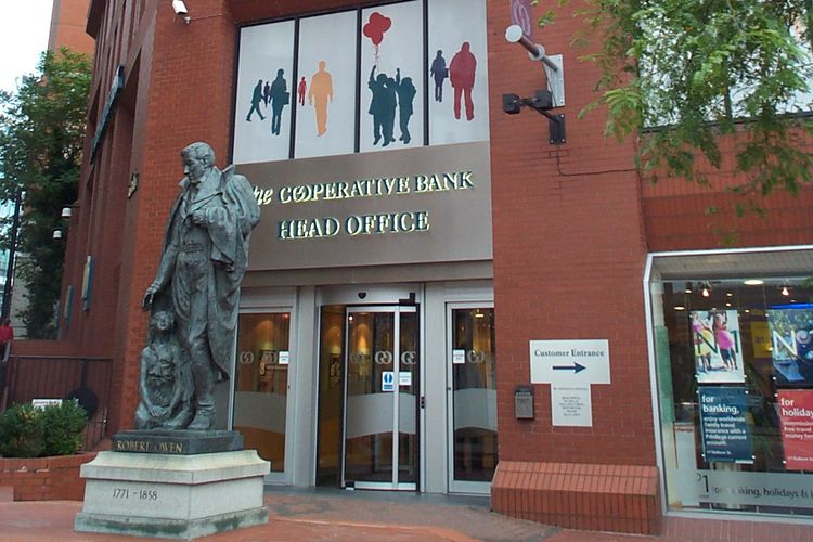 Bank koperasi di Manchester, Inggris, dan di depannya terdapat patung Robert Owen yang dikenal sebagai Bapak Koperasi Dunia.