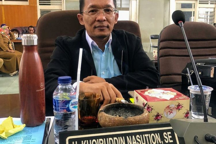 Khoiruddin Nasution yang disebut dipecat DPP Demokrat Kubu AHY, karena mengikuti KLB yang digelar di Sibolangit, Deli Serdang, Sumatera Utara, Jumat (5/3/2021). Khoiruddin mengaku belum menerima surat pemberhentian dari jabatannya sebagai Ketua Demokrat Kota Padang Sidempuan