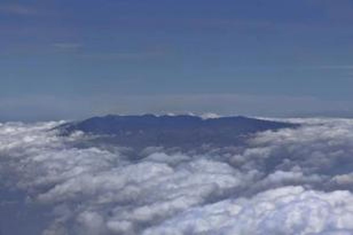 Kaldera Gunung Tambora di Dompu, Nusa Tenggara Barat, terlihat saat penerbangan dari Bima menuju Lombok, 28 Agustus 2014. Gunung Tambora meletus dahsyat pada 10 April 1815 menyisakan kaldera seluas 7 kilometer dengan kedalaman 1 kilometer.
