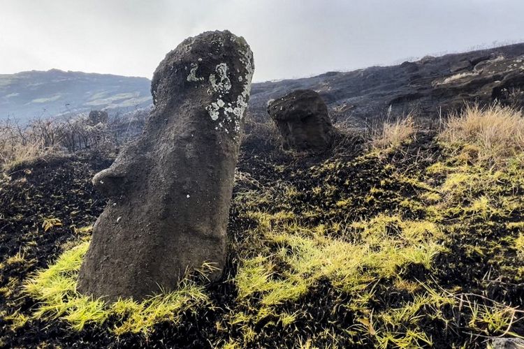 Foto yang dirilis oleh Pemerintah Rapanui memperlihatkan patung batu yang dikenal sebagai Moai terdampak kebakaran di Taman Nasional Rapa Nui di Pulau Paskah, Chile, pada Kamis (6/10/2022).