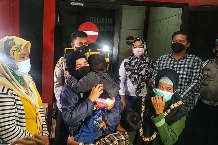 Pekerja Migran Indonesia, Rika memeluk erat anaknya setelah tiba di Polres Sukabumi, Palabuhanratu, Jawa Barat, Minggu (6/3/2022).