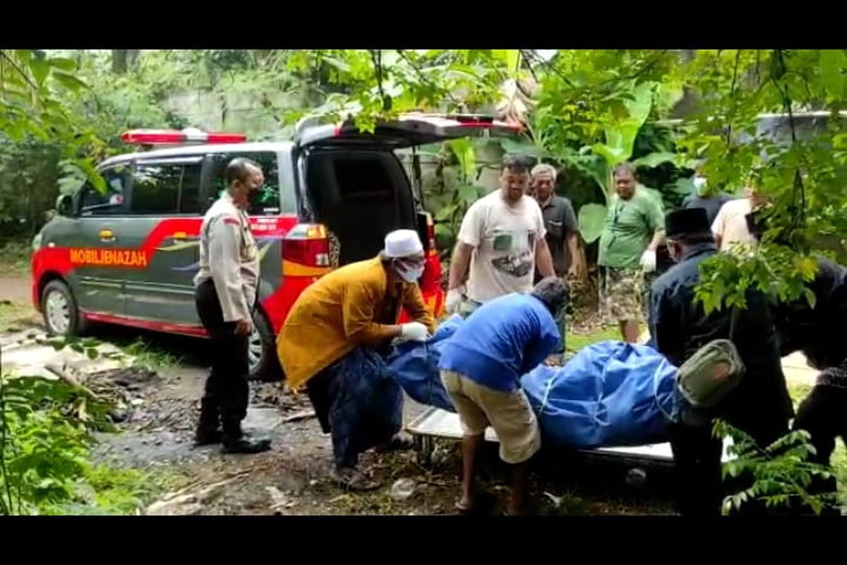Evakuasi penemuan mayat di kebun belimbing, Perumahan Poin Mas, Rangkapan Jaya, Depok.