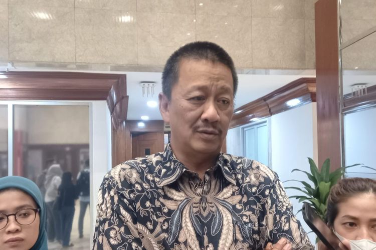 Direktur Utama Garuda Indonesia Irfan Setiaputra usai menghadiri rapat kerja dengan Komisi VI DPR di Kompleks Parlemen, Senayan, Jakarta, Selasa (23/6/2023).