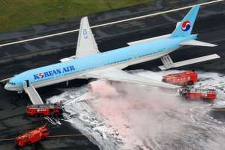 Foto proses pemadaman terhadap pesawat jet Korean Air di Bandara Haneda, Tokyo, Jepang, Jumat 27 Mei 2016.  