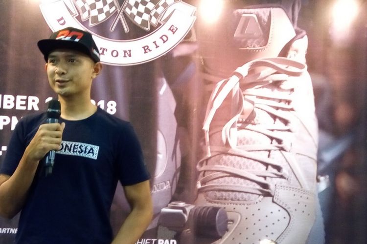 Pebalap motor Indonesia Dimas Ekky Pratama. Kelahiran Depok 26 Juli 1992 ini berharap memberikan prestasi terbaik pada Moto2 World Championship 2019. Pada kejuaraan ini, Dimas yang juga menjadi duta sepatu League Duraton Ride tergabung dalam Idemitsu Honda Team Asia. 
 