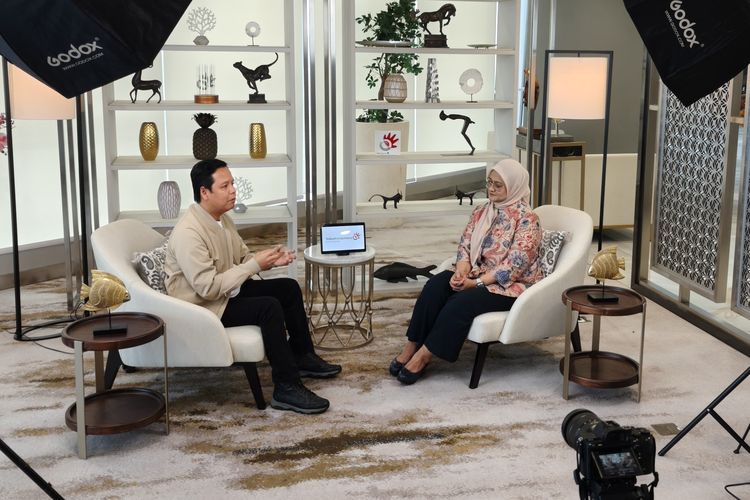 Dirut Telkom, Dian Siswarini (kanan) berbincang dengan Pemimpin Redaksi Kompas.com, Amir Sodikin di kantor pusat Telkom, Rabu (11/2/2026).