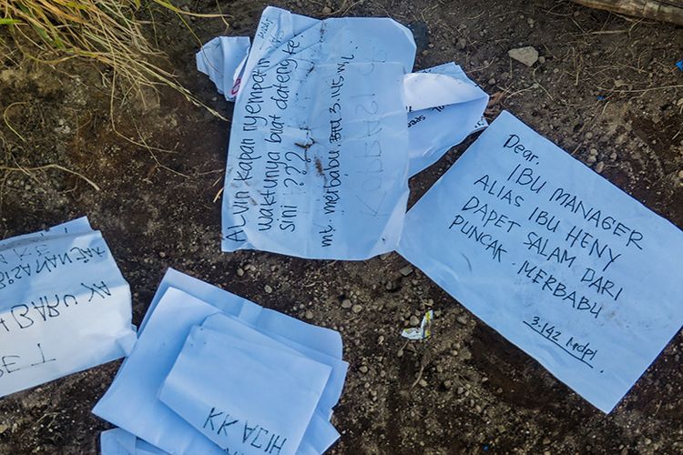 Sampah Pendaki di Gunung Merbabu Berupa Tulisan yang Tidak Dibawa Turun.