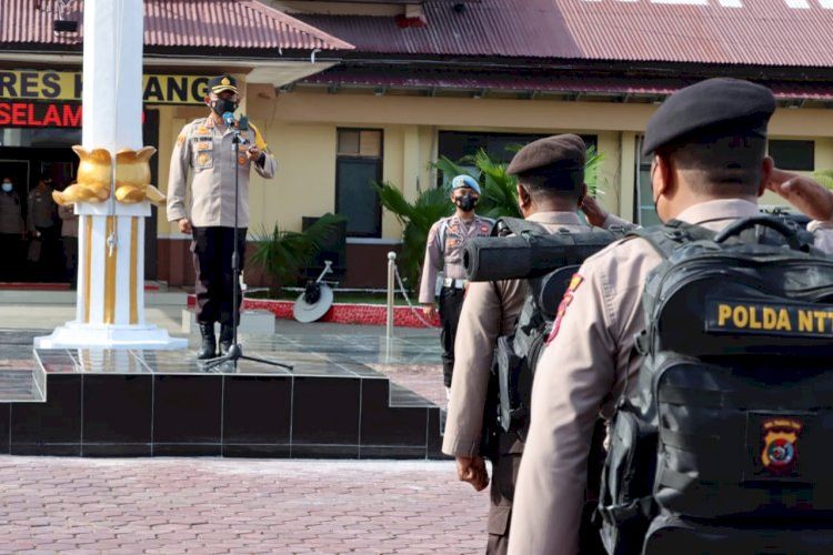 Kapolres Kupang FX Irwan Arianto, memimpin apel pelepasan 70 personel di lapangan merah Polres Kupang, Selasa (22/3/2022) 