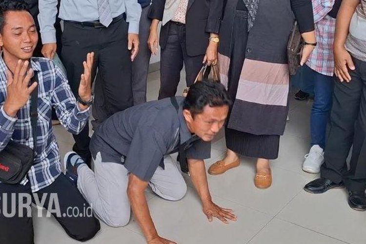 Pedagang Sayur Keliling sekaligus Pihak Tergugat, Sumarno dan Wiyono, sujud syukur mengucapkan hamdalah usai mengikuti Sidang Gugatan di Pengadilan Negeri Magetan, Rabu (12/2/2025) pukul 11.00 WIB. Gugatan yang diajukan Bitner Sianturi, Warga Desa Pesu, Kecamatan Maospati, resmi dicabut. 
