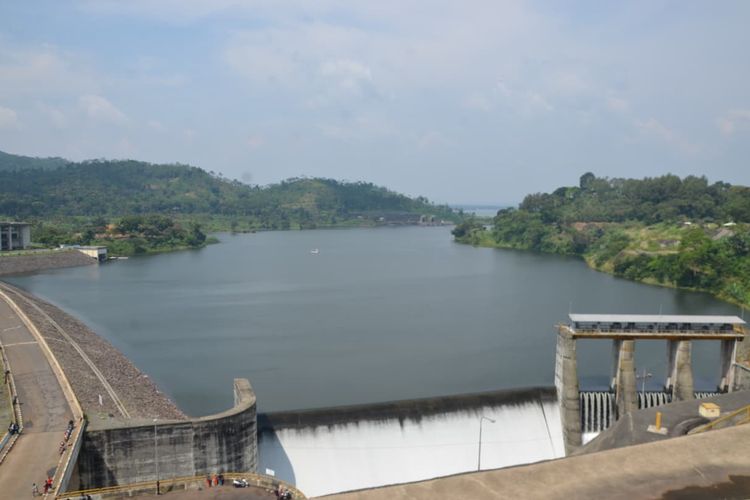 Waduk Saguling di Kabupaten Bandung Barat, Jawa Barat menjadi lokasi PLTS Terapung Saguling, yang merupakan bagian dari Proyek Strategis Nasional (PSN).