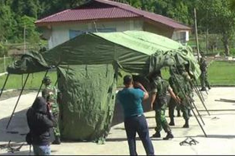 Aparat TNI dari batalyon Kodim 0102 Pidie mulai dikerahkan untuk mendirikan tenda di sejumlah lokasi sekolah yang hancur akibat gempa di Kecamatan Tangse, Kabupaten Pidie, Provinsi Aceh, Kamis (24/10/2013),
