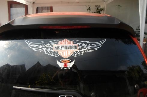 Pahami Bahaya Pasang Stiker Besar di Kaca Belakang Mobil