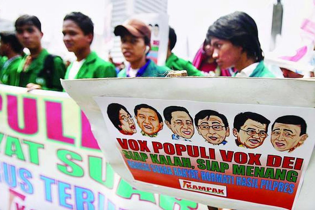 Komite Aksi Masyarakat Pendukung Amanat Konstitusi menggelar aksi damai di Bundaran Hotel Indonesia, Kamis (9/7). Mereka menyerukan kepada seluruh elemen masyarakat serta para capres-cawapres bisa menerima dan menghormati hasil Pilpres 2009.