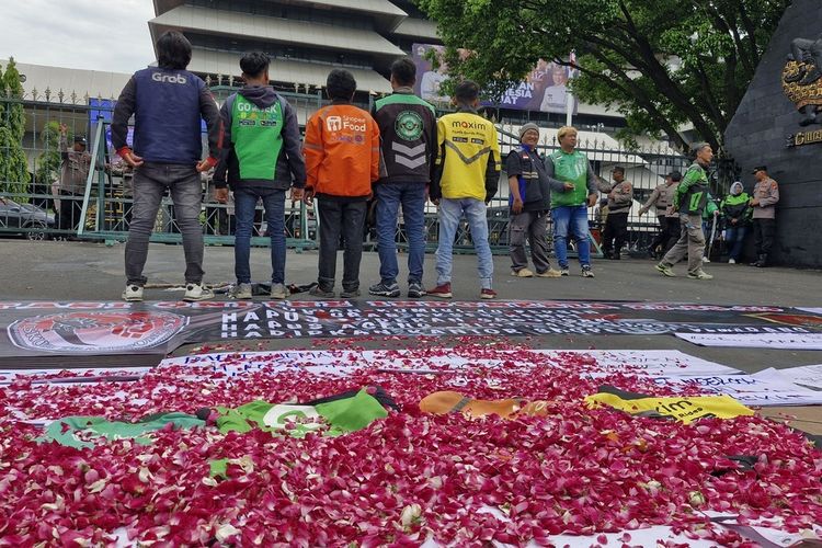 Demo Ojol di Semarang, Pengemudi Lepas Jaket dan Tabur Bunga