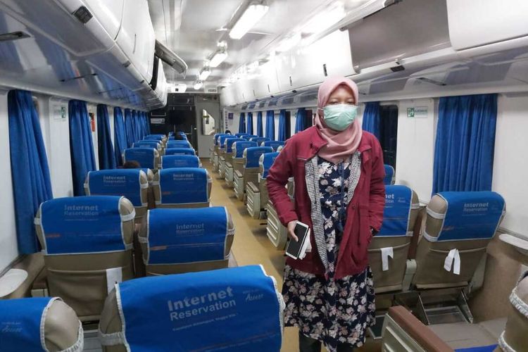 GUNAKAN MASKER--Nampak salah satu penumpang kereta api di wilayah Daop 7 Madiun mengenakan masker saat berada didalam kereta.