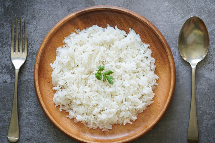 Saat gula darah rendah, Anda perlu makan 15 gram makanan mengandung karbohidrat dengan indeks glikemik relatif tinggi, contohnya nasi putih.
