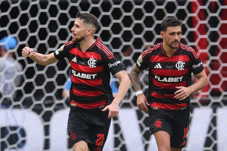 Jorginho dari CR Flamengo merayakan setelah mencetak gol kedua bagi timnya pada lagababak 16 besar Piala Dunia Antarklub FIFA 2025 antara CR Flamengo dan FC Bayern München di Hard Rock Stadium pada 29 Juni 2025 di Miami Gardens, Florida.