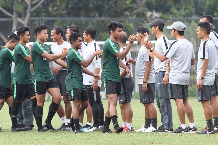 Skuat timnas Indonesia U-22 bersalaman dengan tim pelatih di lapangan ABC, Senayan, Jakarta, Rabu (9/1/2019).