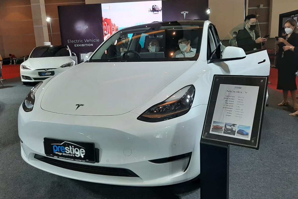 Tesla Model Y di IIMS 2022.  Dikutip dari Bloomberg, Zhejiang Huayou Cobalt Co dan CNGR Advanced Material Co menandatangani perjanjian harga dengan Tesla, perusahaan raksasa kendaraan listrik milik Elon Musk, untuk pasokan hingga pertengahan dekade ini. Padahal, dua perusahaan China tersebut berdiri di Indonesia. 