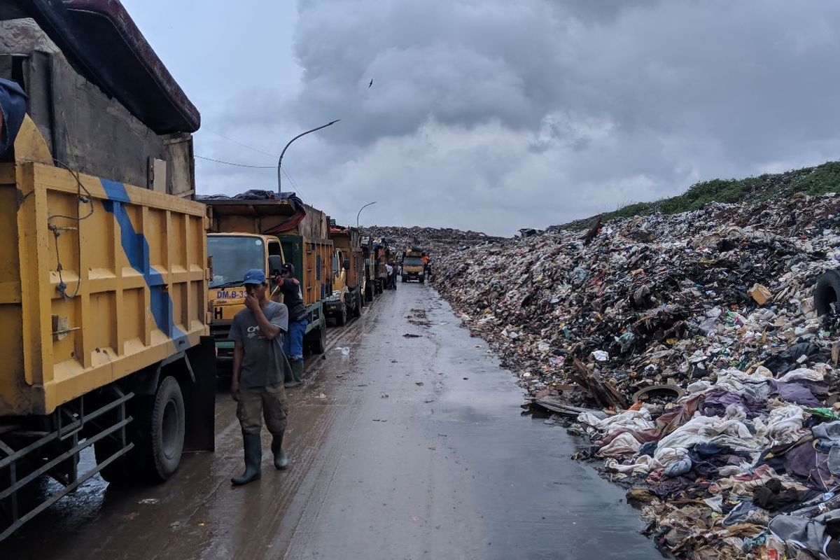 Antrian truk sampah di TPA Rawa Kucing Kota Tangerang, Jumat (10/1/2020)