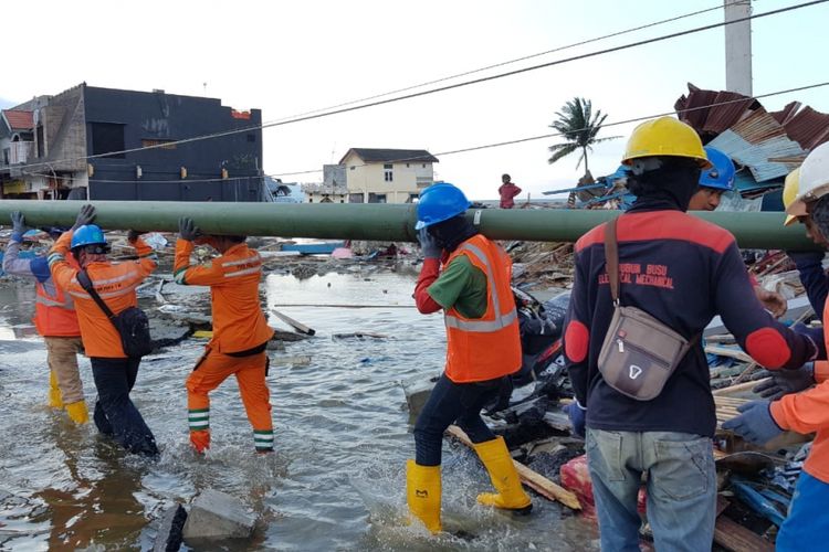 Para petugas PLN dari seluruh Indonesia didatangkan ke Palu dan wilayah lain di Sulawesi Tengah untuk memulihkan jaringan listrik yang rusak akibat gempa bumi dan tsunami pada 28 September lalu.