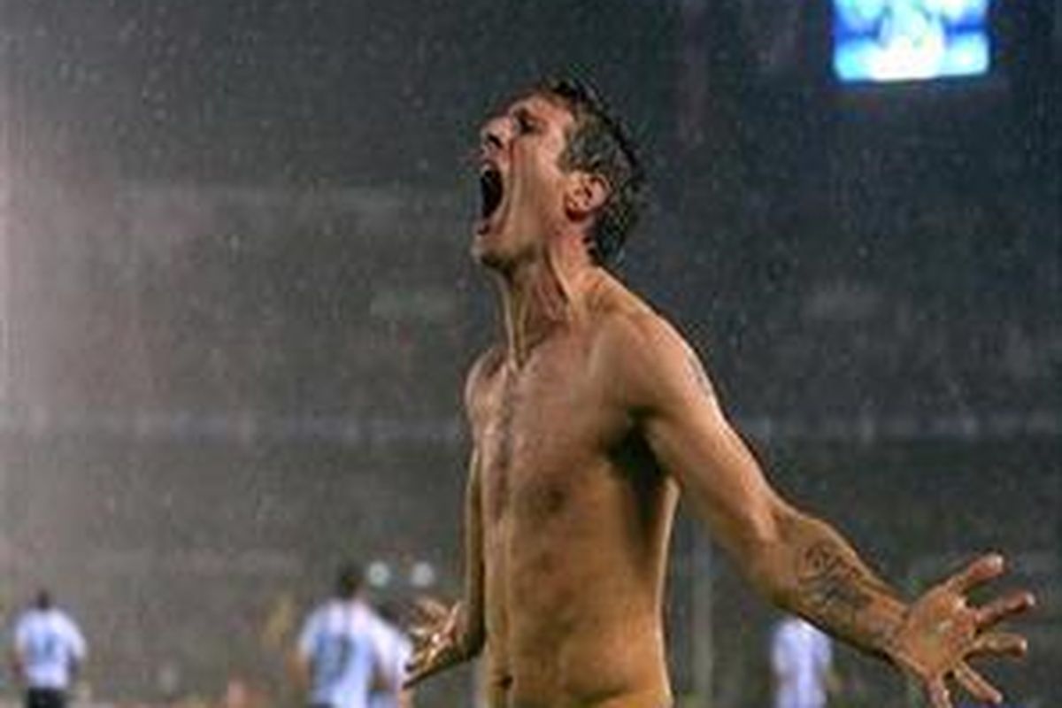 Penyerang Argentina, Martin Palermo merayakan golnya yang menentukan kemenangan 2-1 atas Peru dalam lanjutan kualifikasi Piala Dunia 2010, Sabtu (10/10).