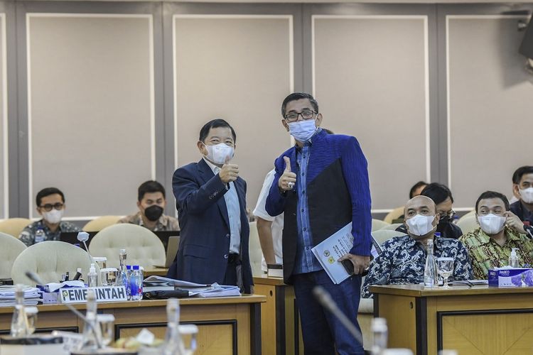 Menteri Perencanaan Pembangunan Nasional (PPN)/Badan Perencanaan Pembangunan Nasional (Bappenas) Suharso Monoarfa (kiri) bersama Anggota DPR fraksi Demokrat Hinca Panjaitan (kanan) bersiap mengikuti rapat panitia kerja dengan Panitia Khusus (Pansus) Rancangan Undang-Undang Ibu Kota Negara (RUU IKN) di Kompleks Parlemen, Jakarta, Kamis (13/1/2022). Rapat Panitia Kerja (Panja) tersebut untuk mendengarkan laporan dari tim perumus (timus) dan tim sinkronisasi (timsin) yang menyangkut kepindahan Ibu Kota Negara. ANTARA FOTO/Galih Pradipta/hp.