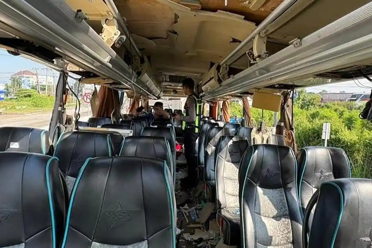 Bus yang mengangut Bonek, suporter Persebaya, meledak saat melintas di Tol Tegal pada Minggu (12/4/2026) pagi.
