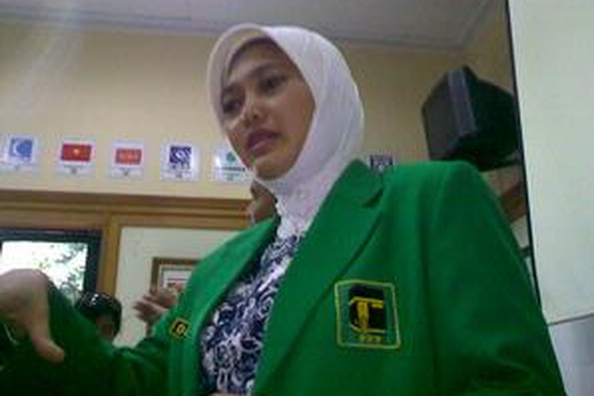 Nur Kholisoh, caleg perempuan DPR RI dari Partai Persatuan Pembangunan (PPP) menggunakan One Way Vision sebagai salah satu metode kampanyenya.