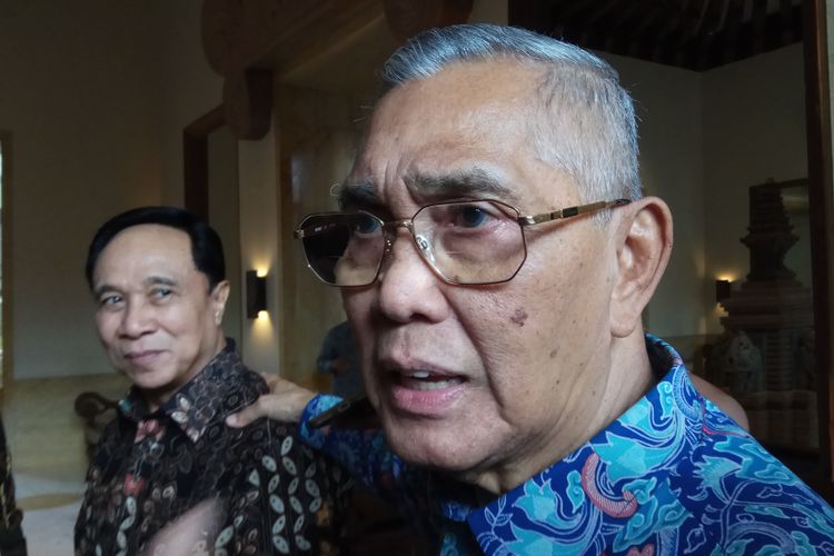 Wakil Presiden Republik Indonesia ke-6, Jenderal (Pur) Try Sutrisno mengatakan bahwa pernyataan Panglima TNI Jenderal Gatot Nurmantyo yang menyebut ada instusi non militer membeli 5.000 pucuk senjata tak perlu dibesar-besarkan. Jakarta, Selasa (26/9/2017).