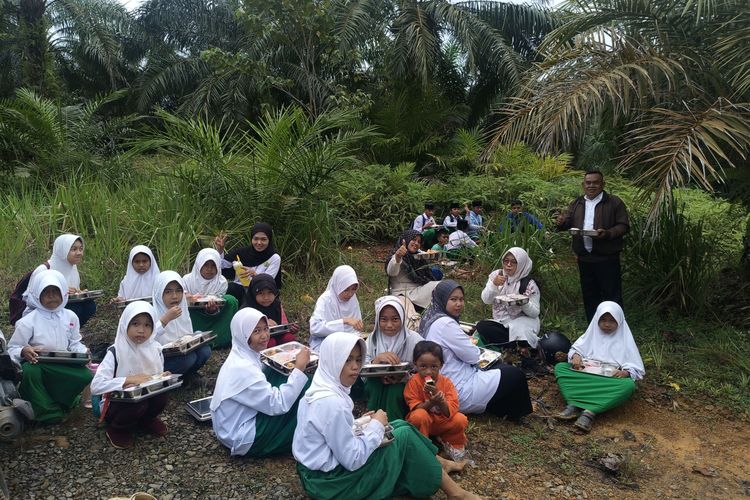 Jembatan Ambruk, Murid Perbatasan Seberangi Sungai demi Ujian, Santap MBG di Pinggir Kali