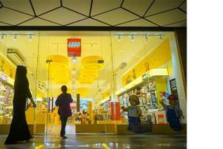 Bagian muka toko eksklusif Lego di lantai dasar mal Cilandak Town Square, Jakarta