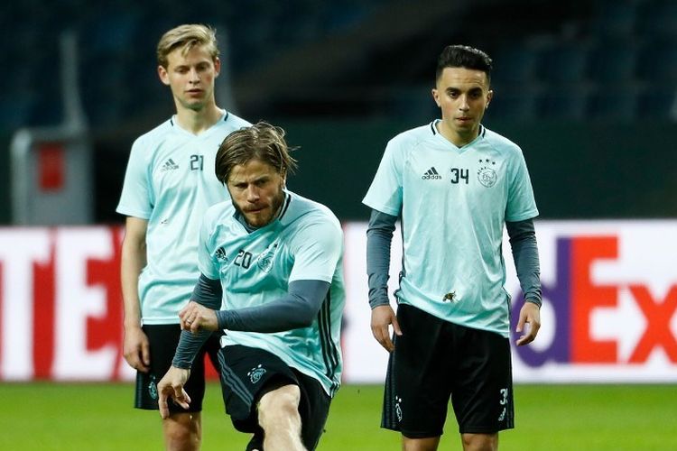 Pemain Ajax Amsterdam, Abdelhak Nouri (kanan), menjalani latihan tim bersama Lasse Schone (tengah) dan Frenkie de Jong. Abdelhak Nouri mengalami kerusakan otak permanen setelah mengalami serangan jantung pada laga persahabatan kontra Werder Bremen pada Juli 2017.