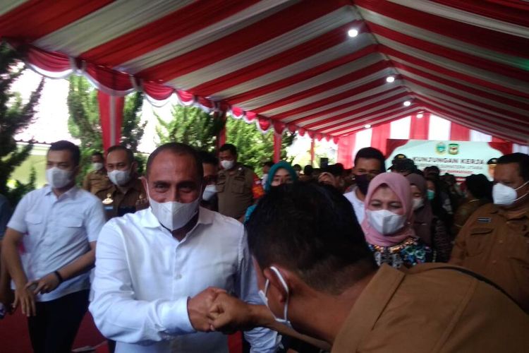 Foto: Gubernur Edy Rahmayadi berjalan meninggalkan lokasi pertemuan di pendopo rumah dinas Wali Kota Pematangsiantar, Jalan MH Sitorus, Kota Pematangsiantar, Selasa (21/9/2021).