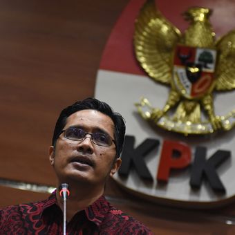 Juru bicara KPK Febri Diansyah memberi keterangan pers di Gedung KPK, Jakarta, Selasa (18/12/2018). KPK kembali menetapkan Bupati nonaktif Mojokerto Mustofa Kamal Pasa sebagai tersangka tindak pidana pencucian uang (TPPU) sebesar Rp34 miliar yang diduga bersumber dari hasil gratifikasi sejumlah proyek di Mojokerto. Sebelumnya KPK telah menetapkan Mustofa sebagai tersangka suap Pengurusan Izin Pemanfaatan Ruang dan IMB sejumlah menara telekomunikasi di Kabupaten Mojokerto. ANTARA FOTO/Indrianto Eko Suwarso/kye.