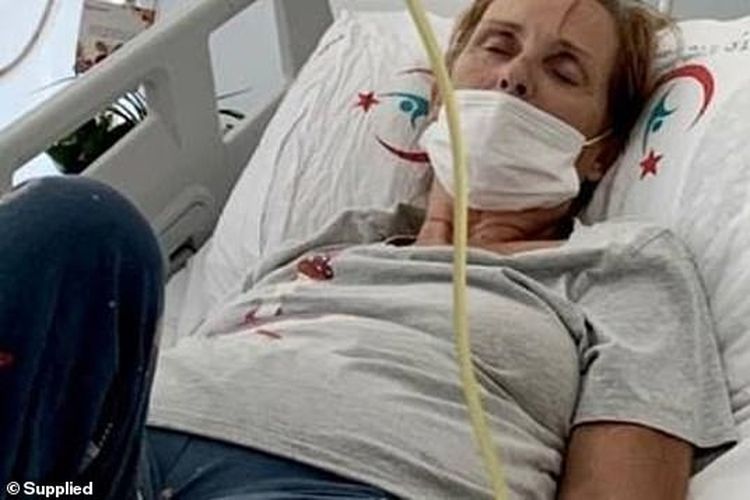 Ibu asal Inggris, Carole Fleming (67 tahun), (foto di rumah sakit) berjuang untuk hidupnya setelah terserang penyakit misterius di sebuah rumah sakit Turki di mana biaya perawatan yang harus dibayar keluarganya yang putus asa, £ 10.000 per hari