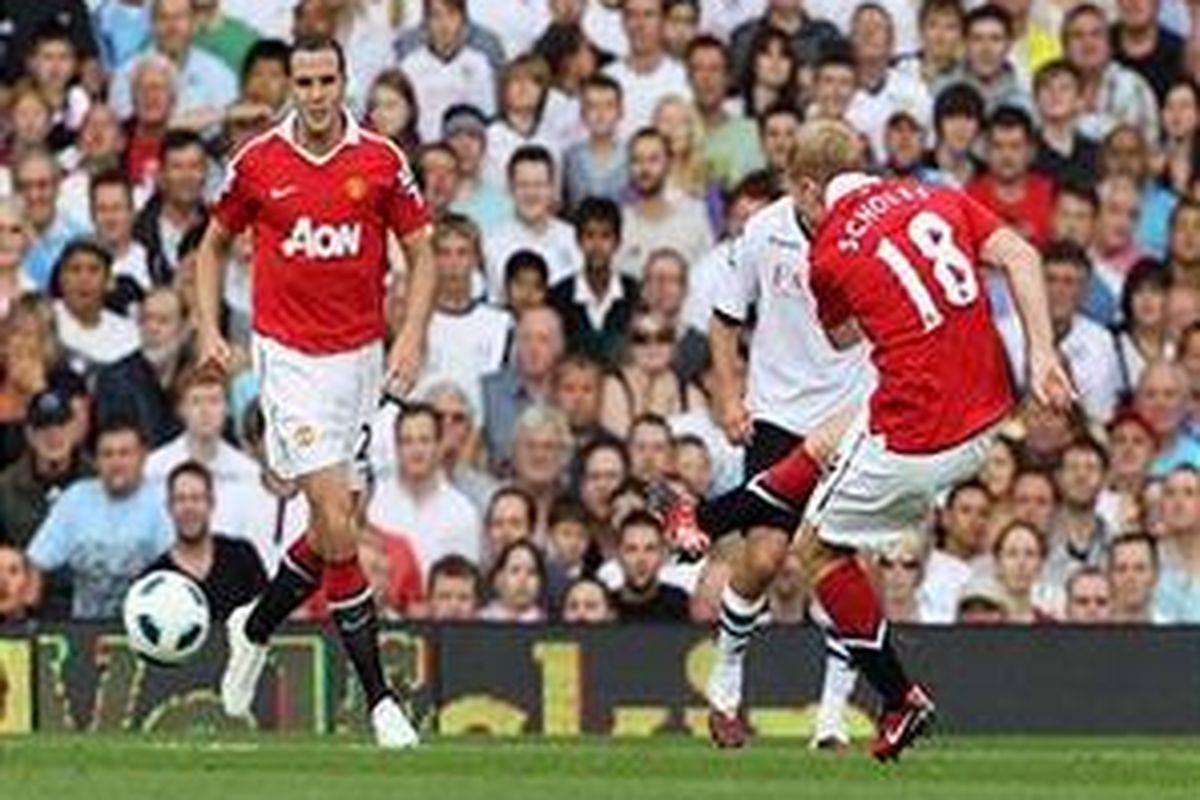 Gelandang Manchester United, Paul Scholes, melepaskan tendangan jarak jauh yang berujung gol ke gawang Fulham, pada laga Premier League, Minggu (22/8/2010).