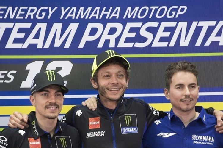 Maverick Vinales, Valentino Rossi, dan Jorge Lorenzo saat menghadiri peluncuran tim Yamaha Factory Racing di Sirkuit Sepang, Malaysia pada 6 Februari 2020.