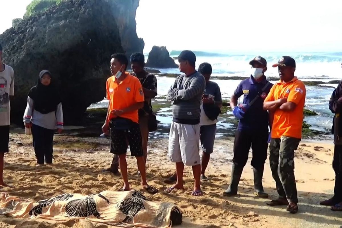 Tim SAR mengevakuasi mayat perempuan di Pantai Ngrawe, Gunungkidul DI Yogyakarta. Selasa (15/11/2022)