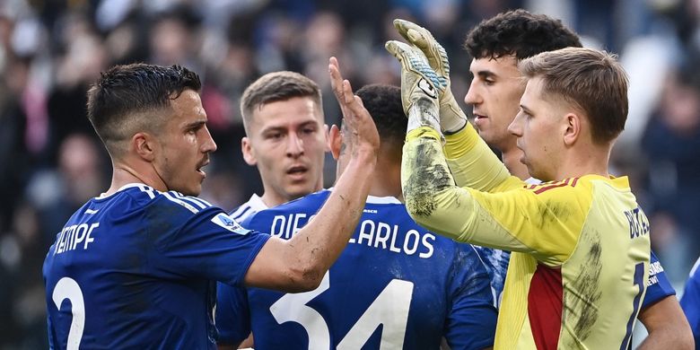Jean Butez (kanan) berselebrasi dengan Marc-Oliver Kempf di akhir pertandingan sepak bola Serie A Liga Italia antara Juventus vs Como di Stadion Allianz di Turin pada 21 Februari 2026. (Foto oleh Isabella BONOTTO / AFP)