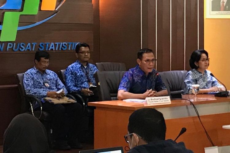 Suasana konferensi pers mengenai inflasi dan indikator lain di kantor Badan Pusat Statistik (BPS), Senin (1/10/2018).