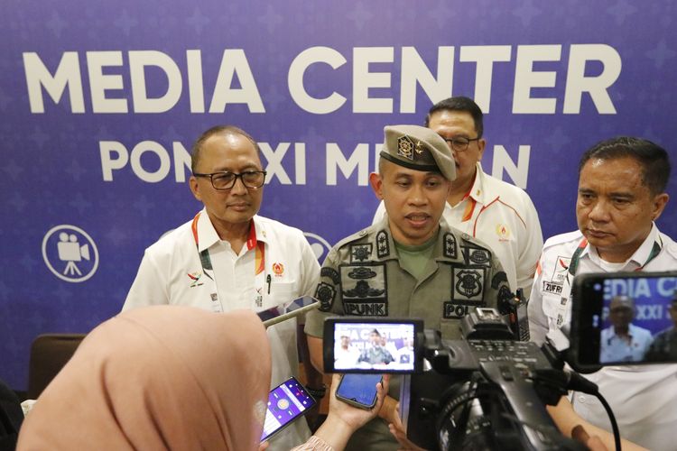 Penanggung Jawab Pelaksanaan Opening & Closing Ceremony PON XXI/2024, M. Mahfullah Pratama saat menyampaikan keterangan pers, Jumat (6/9/2024)