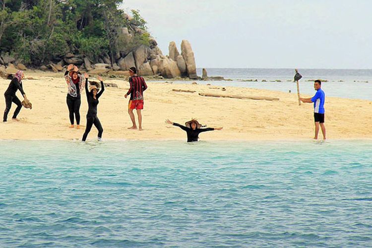 Pelancong berpelesir di Pulau Ayam, Anambas, Kepulauan Riau. Pulau-pulau kecil di Anambas ini dihiasi oleh pasir halus, perairan jernih dan tenang, serta banyak karang. Selain berenang, pesisir Anambas juga paling cocok untuk aktivitas selam dan berlayar. Dari 4,6 juta hektar wilayahnya, kabupaten terdepan Indonesia di Laut China Selatan ini hanya punya daratan kurang dari 60.000 hektar.