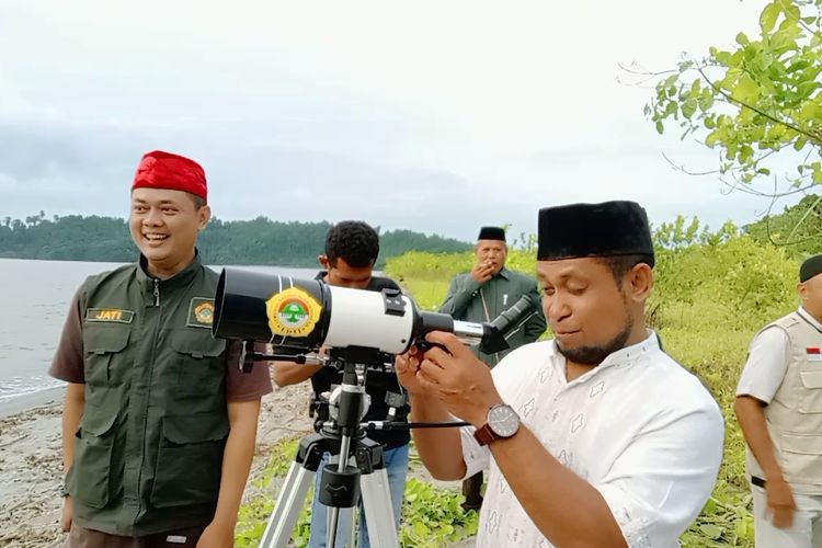 Aziz Hegemur Mewakili kepala kementrian agama Papua barat saat melihat hilal dengan teropong di pantai Masni Manokwari 