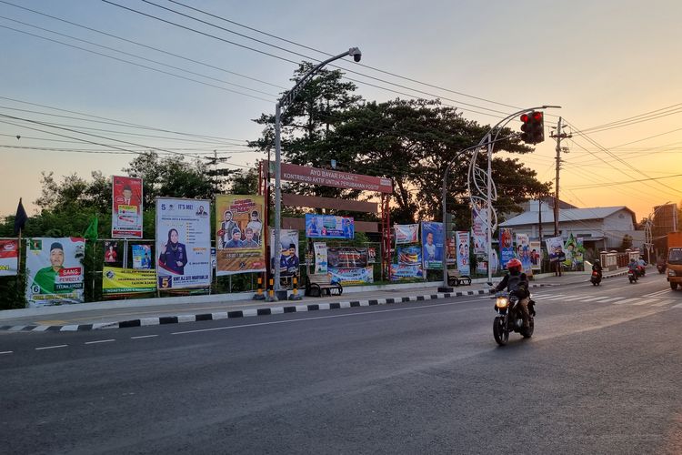 Pengendara sepeda motor melintas di pertigaan yang dipenuhi poster kampanye calon legislatif (caleg) Jl. Ir. Juanda, Kelurahan Pucangsawit, Kecamatan Jebres, Solo, (Jumat 22/12/2023).