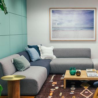 Ilustrasi sofa, sofa modular di ruang tamu sempit. 