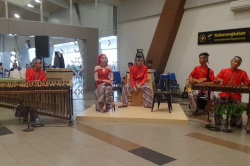 Mulai Hari Ini, Saung Angklung Udjo Rutin Tampil di Bandara Husein Sastranegara