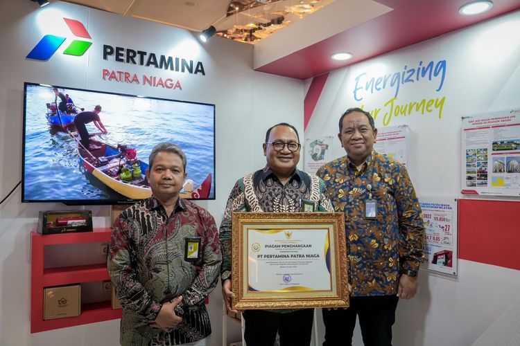 Direktur Rekayasa dan Infrastruktur Darat Pertamina Patra Niaga Eduward Adolof Kawi menerima penghargaan dari Kementerian Kelautan dan Perikanan (KP) atas kepatuhan dalam penyelenggaan Kesesuaian Kegiatan Pemanfaatan Ruang Laut (KKPRL)